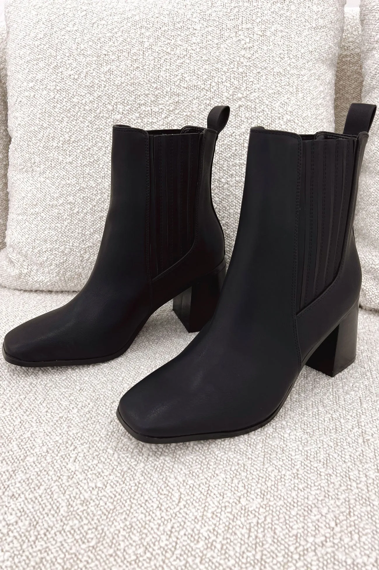 Limber Chelsea Ankle Boot Black Softee