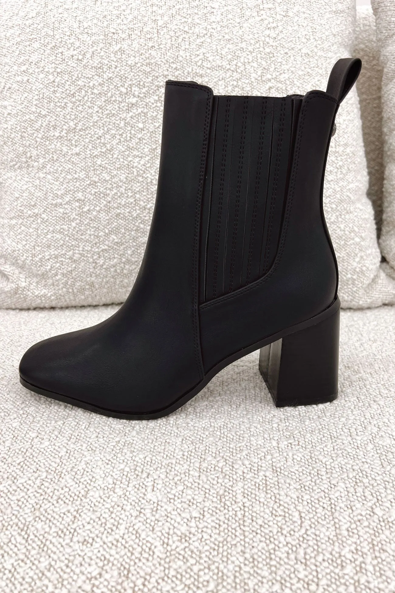 Limber Chelsea Ankle Boot Black Softee